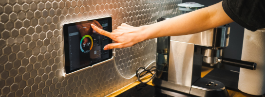 Domotica e sostenibilità: come la tecnologia ti aiuta a risparmiare energia Domotica e sostenibilità: come la tecnologia ti aiuta a risparmiare energia