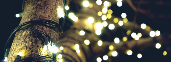 Risparmio energetico durante le feste: quanto consumano davvero le luminarie natalizie e come ridurre la bolletta?