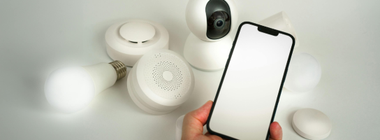 Smart Home per le feste: come programmare luci, prese e sensori per una casa più sicura quando sei fuori